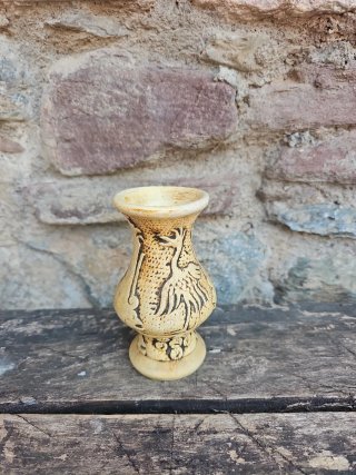Jarrón antiguo de cerámica beige y marrón