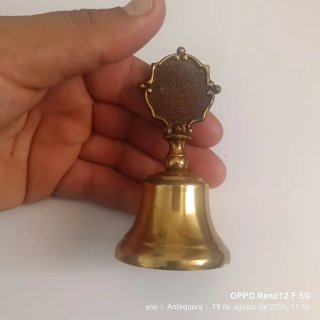 Campana de llamada de latón con emblema de cobre