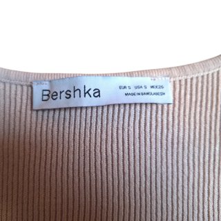 Top canalé Bershka escote favorecedor Talla S