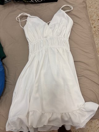 Vestido blanco de verano con volantes