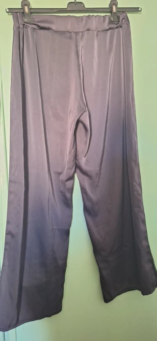 Eleganti pantaloni in raso grigio scuro