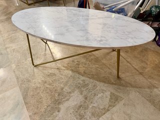 Mesa ovalada mármol patas doradas