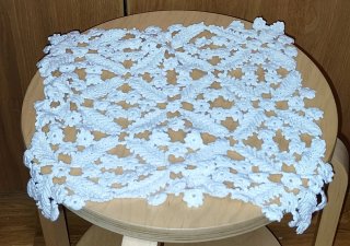 Tapete de ganchillo blanco