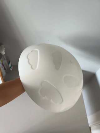Lámpara de techo blanca con formas de nubes