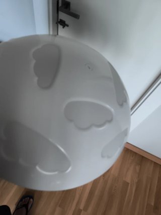 Lámpara de techo blanca con formas de nubes