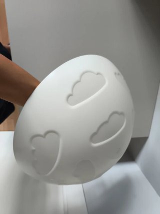 Lámpara de techo blanca con formas de nubes