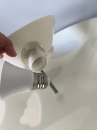 Lámpara de techo blanca con formas de nubes