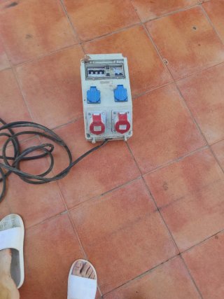 Caja de luz con enchufes y magnetotérmicos