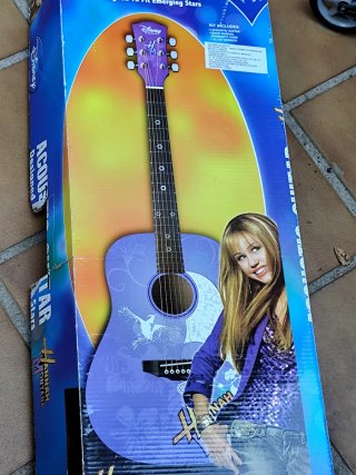 Oportunidad  Guitarra Hannah Montana Morada