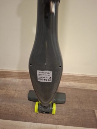 Aspiradora de mano gris y verde