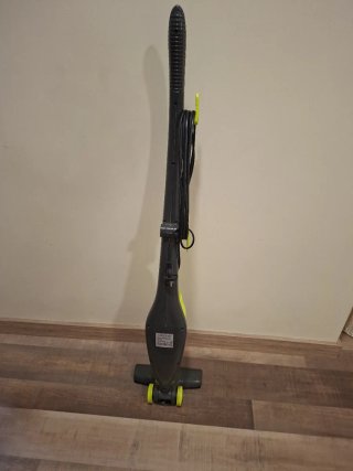 Aspiradora de mano gris y verde