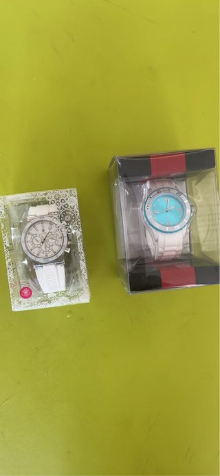 Relojes de pulsera blancos y turquesa