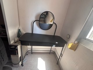 Tocador negro metálico con espejo