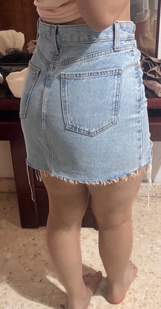 Falda vaquera corta desgastada