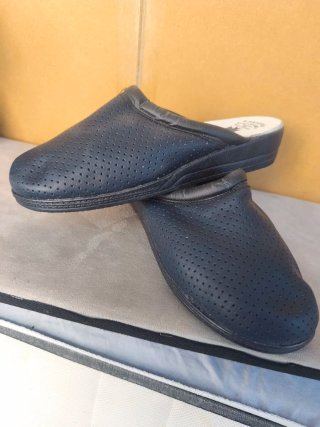 Zuecos negros piel talla 41