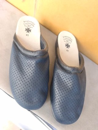 Zuecos negros piel talla 41