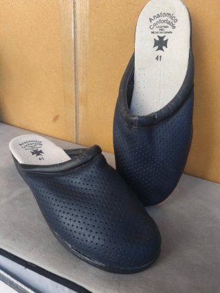 Zuecos negros piel talla 41