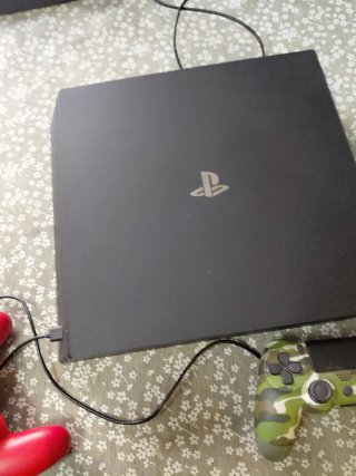 Consola PS4 Pro con 2 mandos y 4 juegos