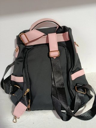 Mochila negra y rosa con detalle de flecos