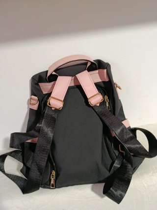 Mochila negra y rosa con detalle de flecos