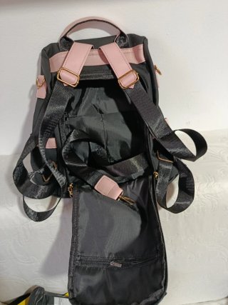 Mochila negra y rosa con detalle de flecos