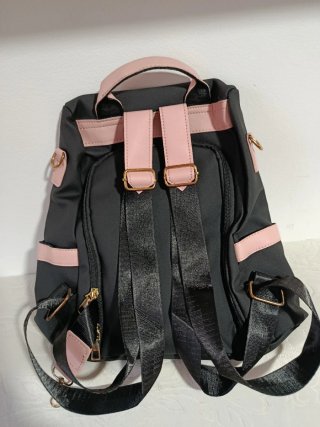 Mochila negra y rosa con detalle de flecos