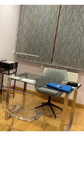 Escritorio cristal y acero con 2 sillas