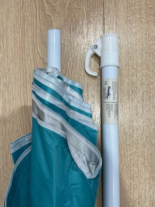 Sombrilla de playa azul con funda