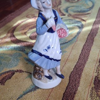 Figura porcelana vintage mujer con cesta
