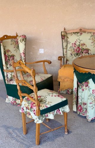 Conjunto mesa sillón butacas sillas floral