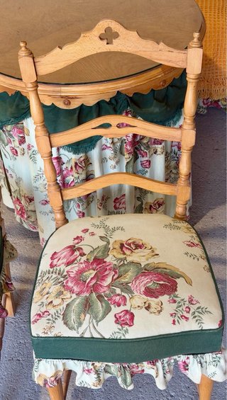 Conjunto mesa sillón butacas sillas floral