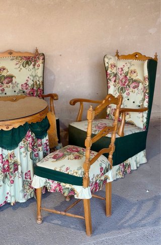 Conjunto mesa sillón butacas sillas floral