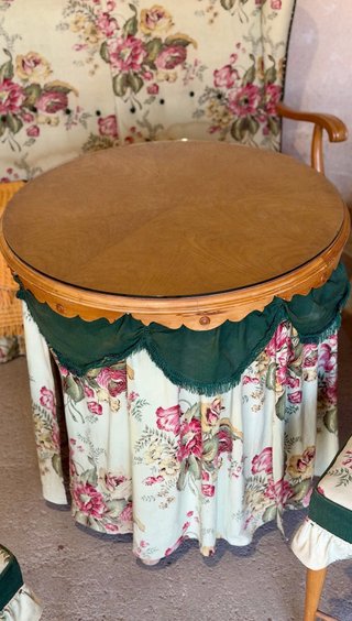 Conjunto mesa sillón butacas sillas floral