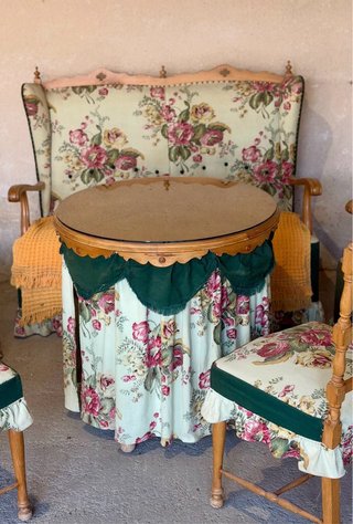 Conjunto mesa sillón butacas sillas floral