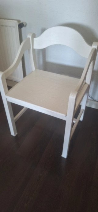 Silla de madera blanca