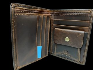 Cartera de cuero con diseño de barco pirata