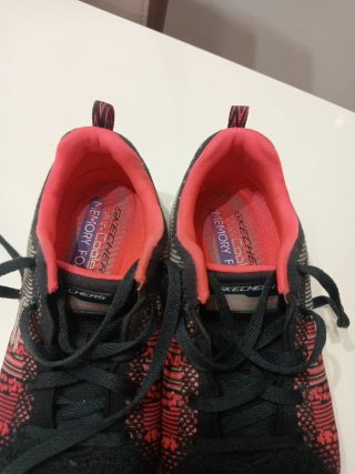 Zapatillas Skechers Negras y Rosas