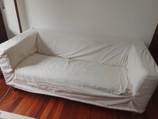 Sofá de tela blanco