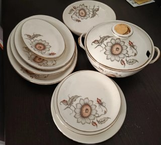 Vajilla Porcelana Clásica 56 piezas aprox.