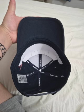 Gorra Red Bull negra y roja con etiqueta