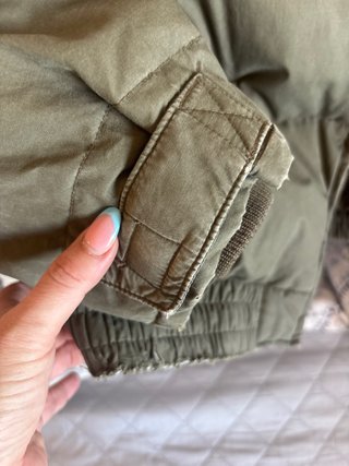 Plumifero verde oliva con detalles marrones