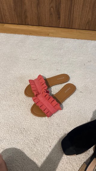 Sandalias planas coral con volantes