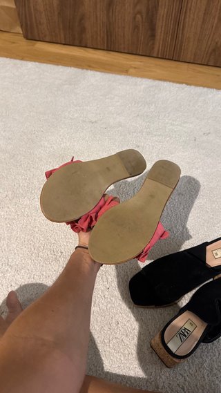 Sandalias planas coral con volantes