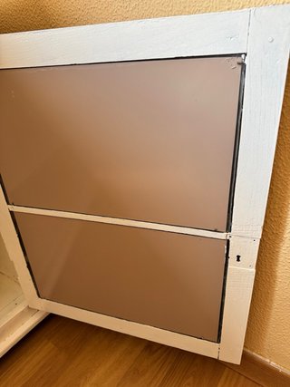 Cómoda de madera antigua pintada.