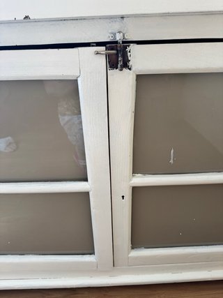 Cómoda de madera antigua pintada.