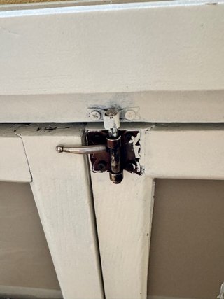 Cómoda de madera antigua pintada.