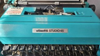 Máquina de escribir Olivetti Studio 45 con caja