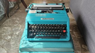 Máquina de escribir Olivetti Studio 45 con caja