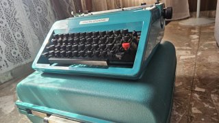 Máquina de escribir Olivetti Studio 45 con caja