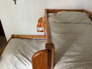 Litera de madera con cómoda